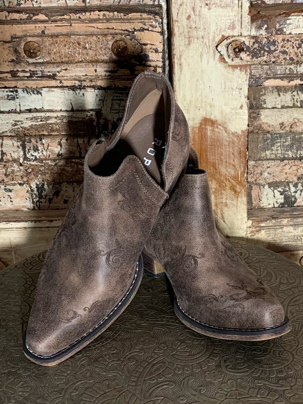 Women’s Roper Ava Distressed Brown Slip-On Ankle Western Boots, 9